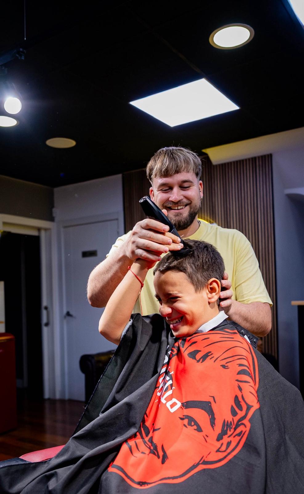 Corte infantil con sonrisa