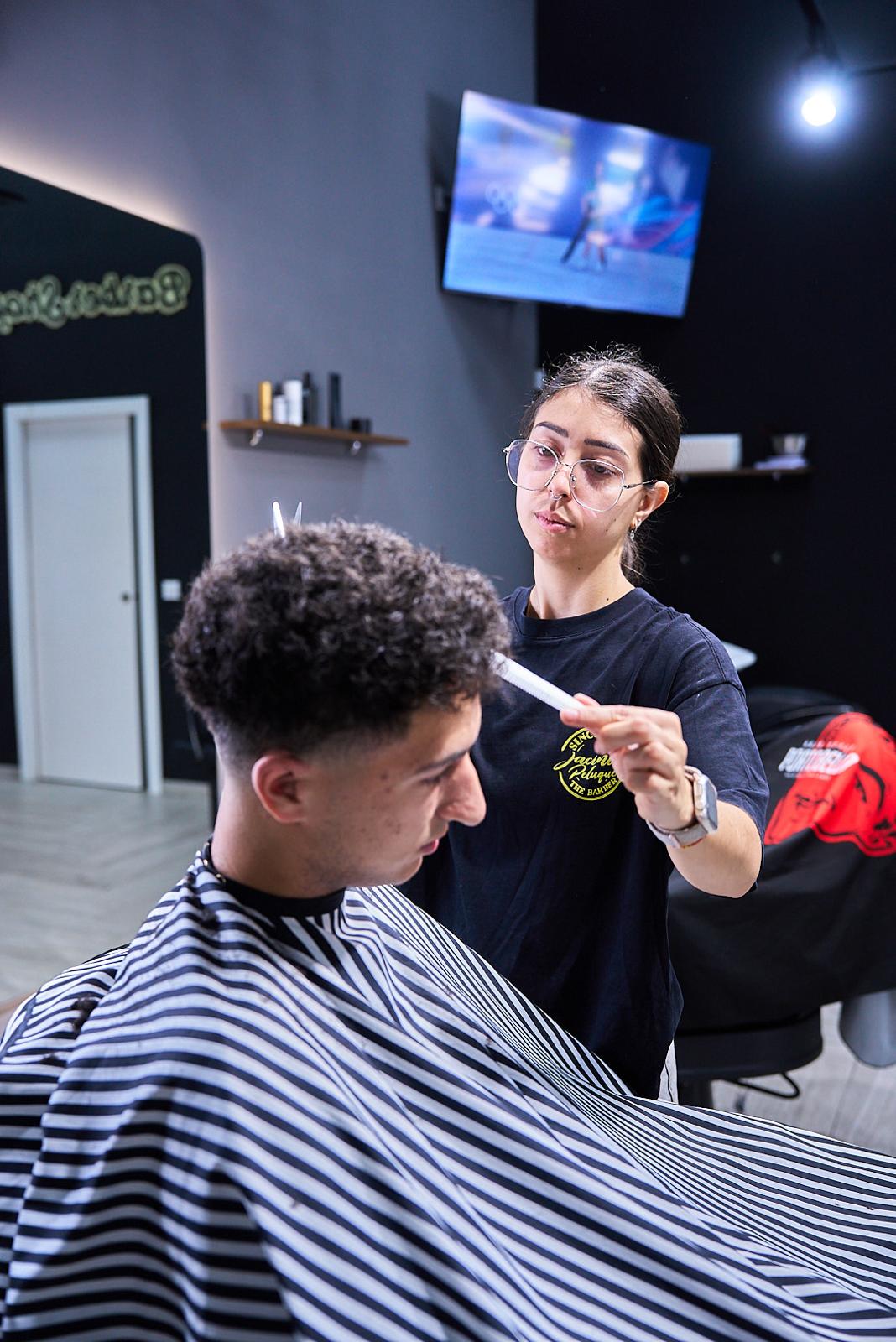 Míriam dando forma al corte